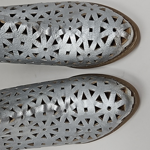 Anthro Musse & Cloud Laser Cut Leather Stacked Heel Silver Ankle Boots Size 7 - Picture 10 of 16